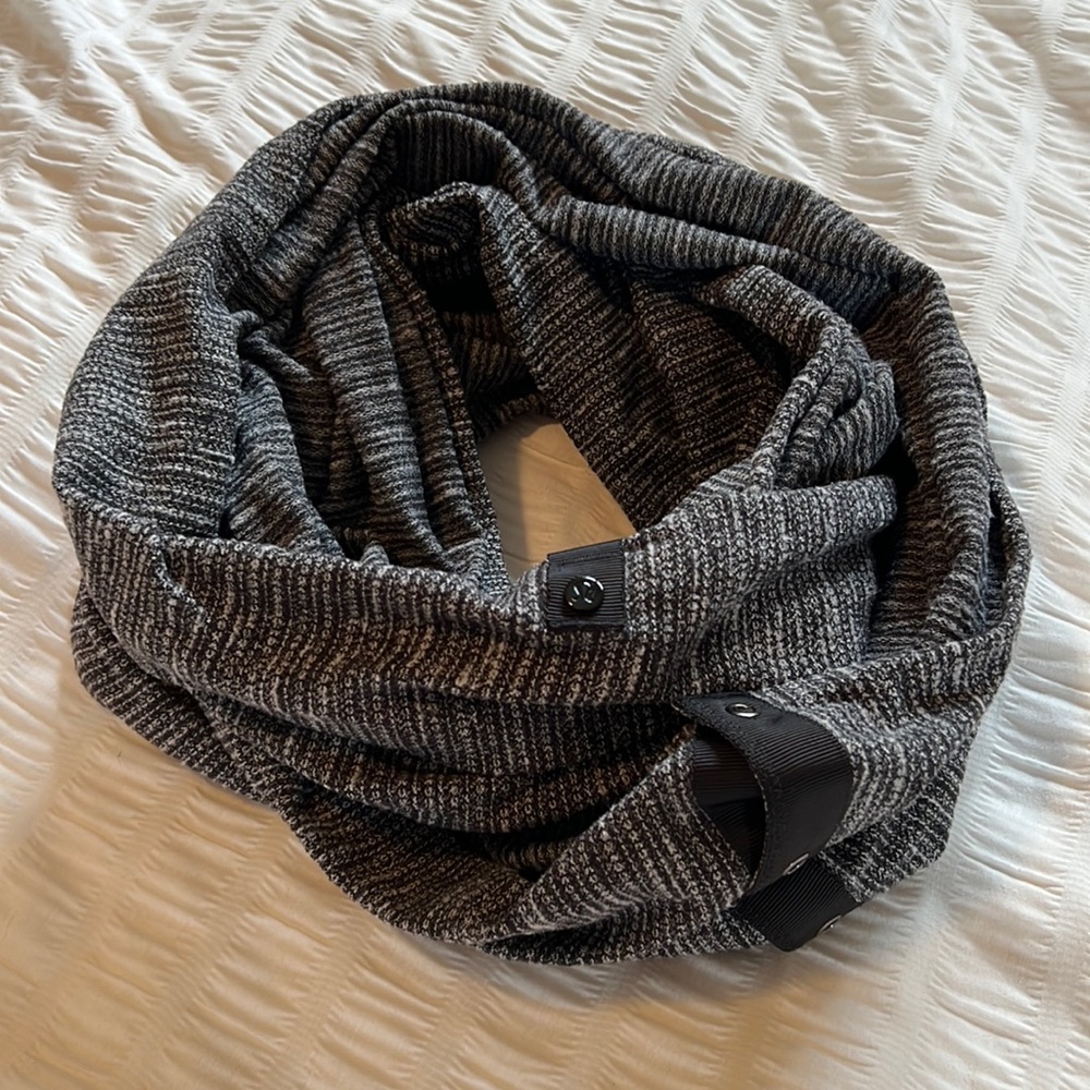 Lululemon infinity scarf